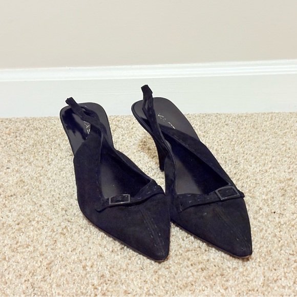 Black Heels with Pointed Toe and Sleek Design - Picture 2 of 8